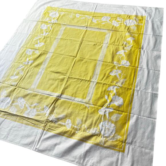 Vintage mid century cotton tablecloth faded yellow pattern on white rectangle - Picture 7 of 9